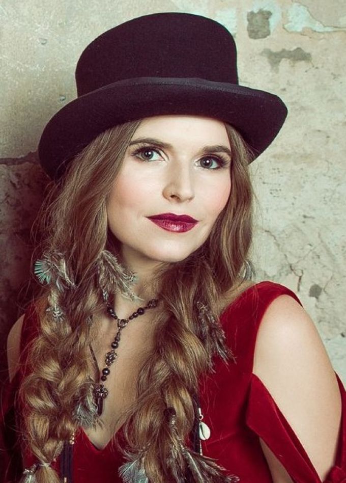 Евгения Рыбакова и группа «Обними Кита»